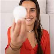 Profesora de apoyo a niños y niñas de primaria